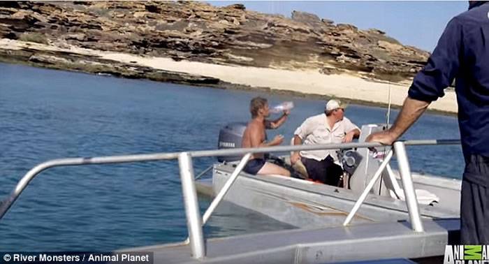 《河中巨怪》澳洲昆士兰荒岛取景意外救出受困渔民