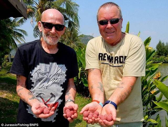 英国男子为完成老友遗愿 用其骨灰鱼饵在泰国钓上180磅超大巨暹罗鲤