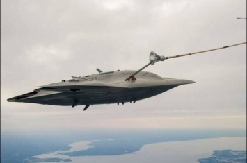 美国海军X-47B无人机首次自主空中加油对接测试