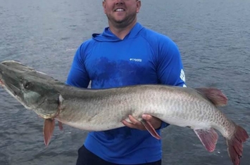 美国明尼苏达州渔夫捕到一条创纪录的北美狗鱼