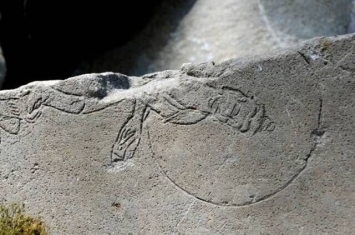 日本九州熊地震破烂城墙中发现400年历史观音石刻