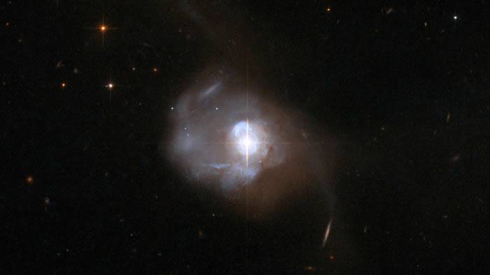 天文学家首次在银河系外的“马卡良231”Markarian 231星系内发现氧气