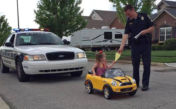 美国肯塔基州2岁小女孩在路上开玩具车被警察拦下 告知危险驾驶还开罚单
