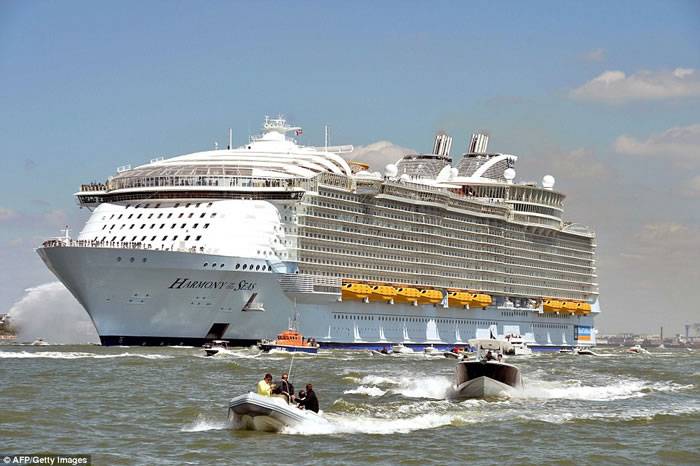 全球最大邮轮“海洋和谐号”由法国展开处女航前赴英国