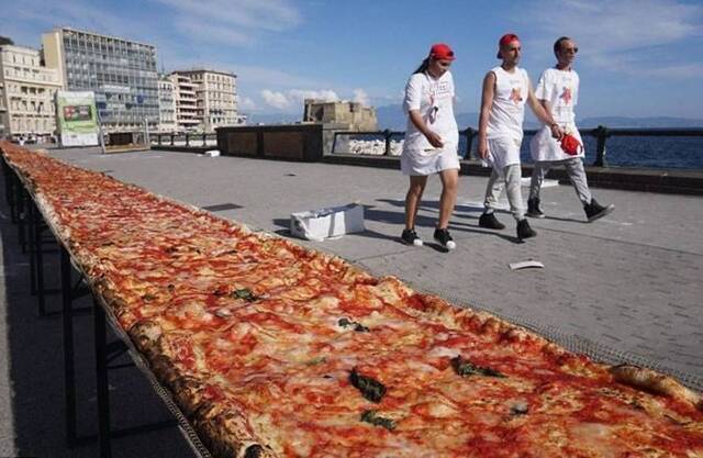 全球最长！意大利100厨师制2000米长薄饼