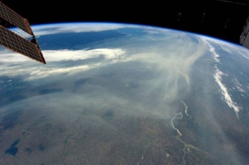 加拿大艾伯塔省山火持续蔓延 外太空可见浓烟弥漫