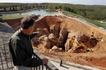 美国高尔夫球场暴雨后出现巨大天坑 露出神秘洞穴