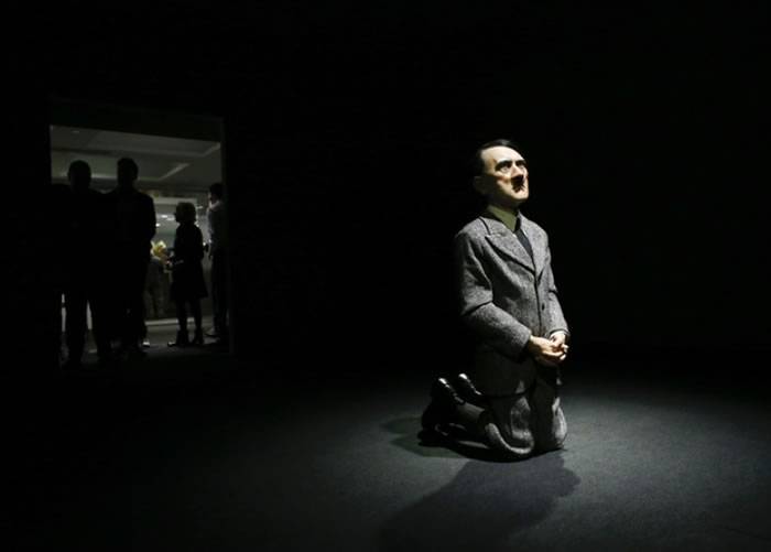 意大利艺术家Maurizio Cattelan创作的已故纳粹德国领袖希特勒跪地蜡像高价卖出