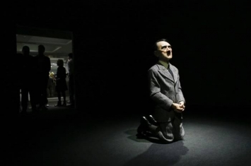 意大利艺术家Maurizio Cattelan创作的已故纳粹德国领袖希特勒跪地蜡像高价卖出