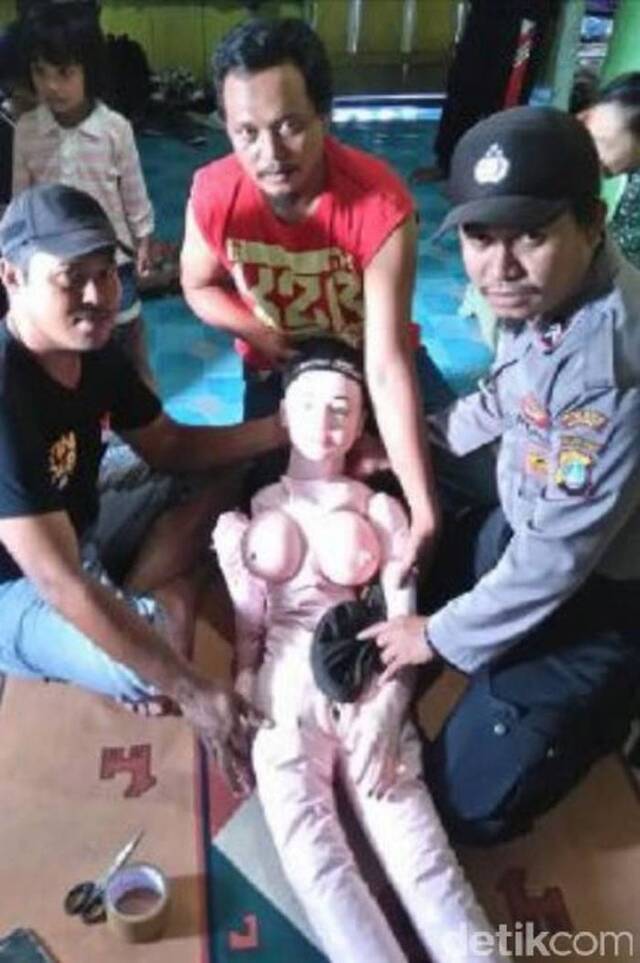 日食过后印尼渔夫在海上拾获“天使”全家供奉 结果最后发现是充气娃娃