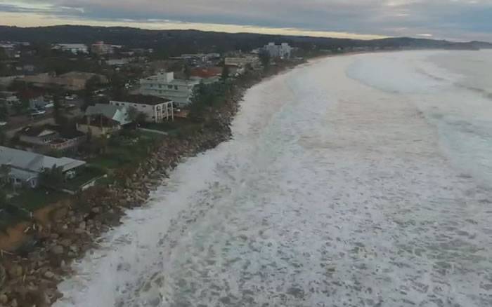 澳洲黄金海岸海滩出现泡沫巨浪