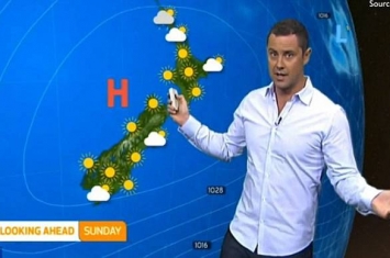 形状奇特的水龙卷 新西兰电视节目天气报道员引导大家“胡思乱想”