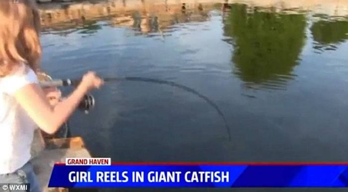 美国密歇根州10岁小女孩钓起49磅重鲶鱼