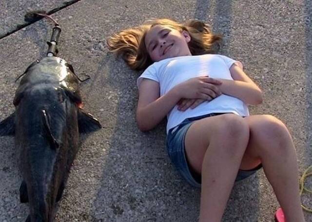 美国密歇根州10岁小女孩钓起49磅重鲶鱼