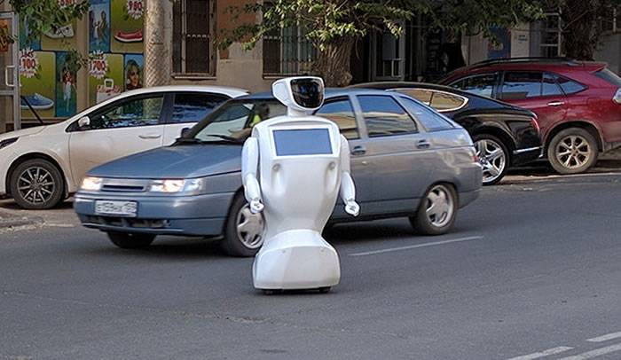 忘记关实验室门 俄罗斯机器人Promobot逃跑到大街