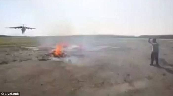 俄罗斯军事电视台Zvezda节目为扑灭一团火焰派出空中运输机洒下1万加仑水