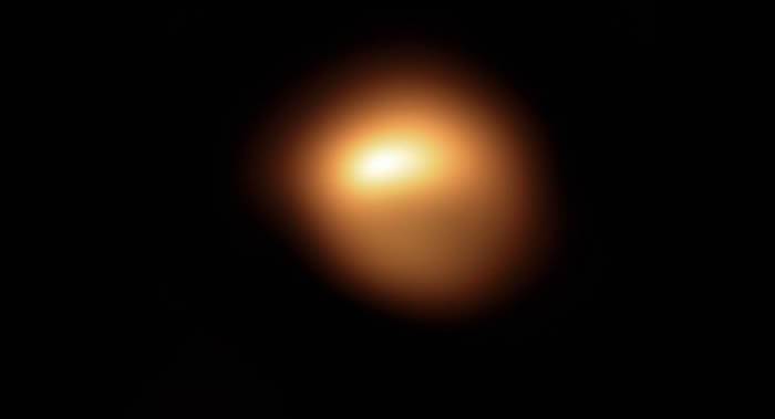 槟榔星（猎户座α星、参宿四）在神秘变暗四个月后开始逐渐恢复亮度