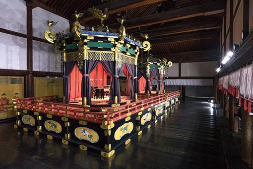 日本天皇宝座有什么历史,为和上面有9只中国神鸟?