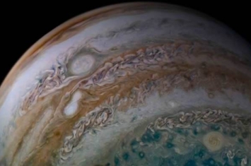 朱诺号探测器发现木星两个椭圆形风暴合并在一起