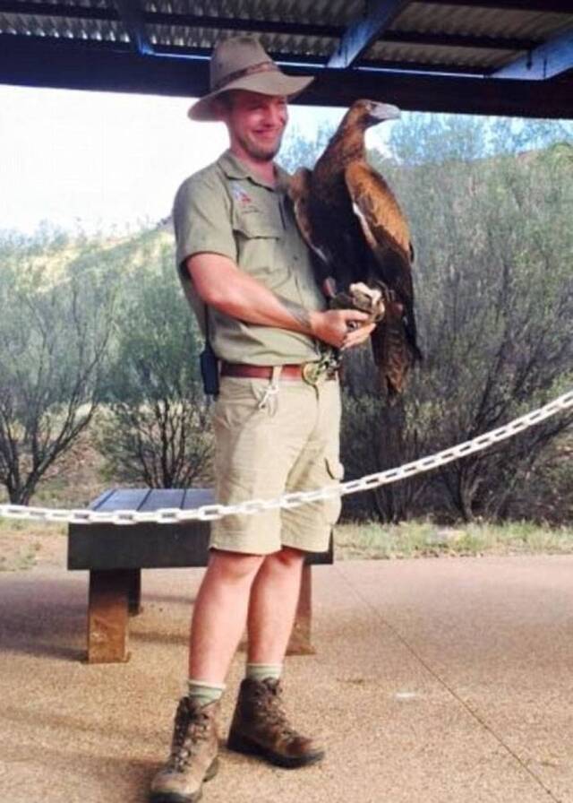 澳洲爱丽斯泉沙漠公园巨鹰被惹恼想抓走看表演的男童