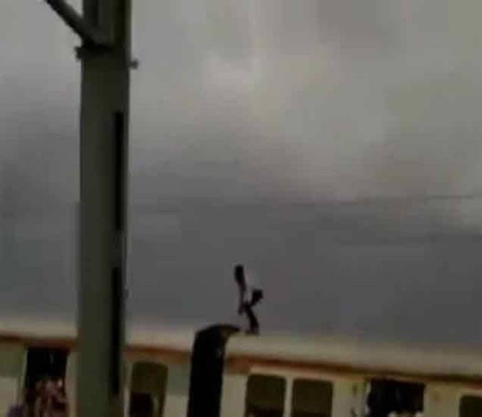 印度青年不要命 在火车顶玩“冲浪”