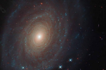 哈勃空间望远镜拍摄的白羊座星系NGC 691