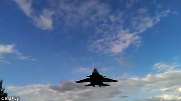 俄罗斯皇牌战机飞行员Anatoly Kvochur技惊四座 高速俯冲再贴地疾飞