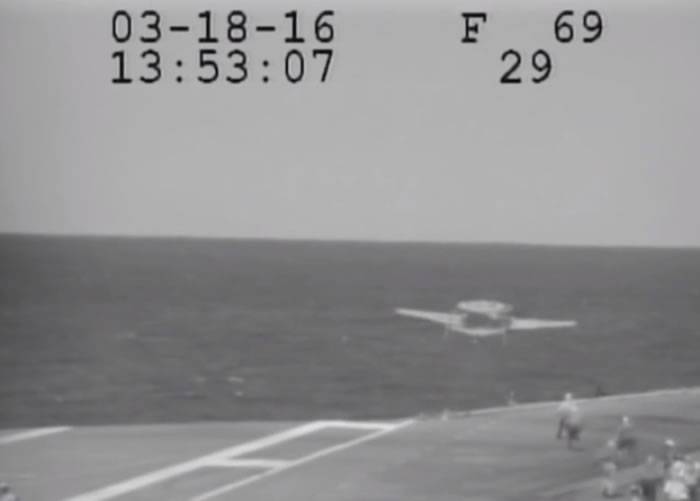 降落航母艾森豪威尔号拦截索突然断裂 美军E-2C空中预警机险堕海