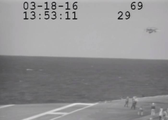 降落航母艾森豪威尔号拦截索突然断裂 美军E-2C空中预警机险堕海