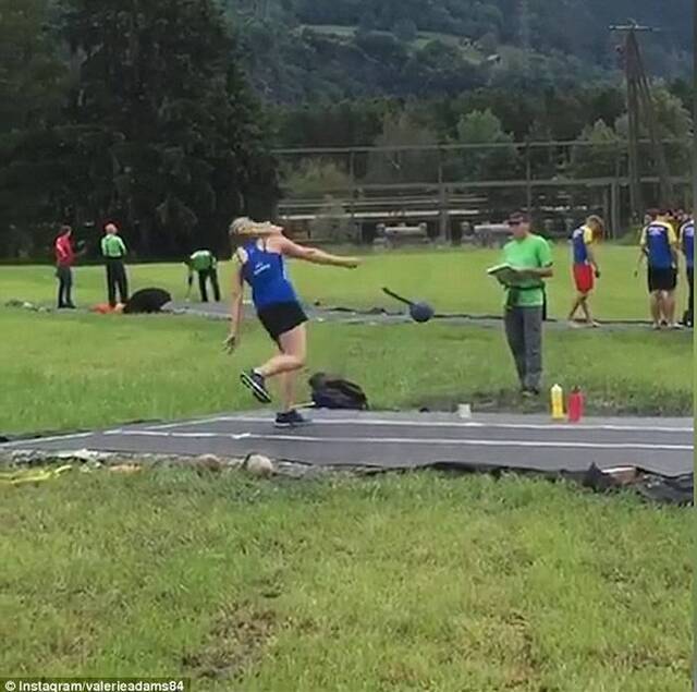 蛋痛：新西兰女选手投掷4kg链球滑手砸到旁边男裁判下体