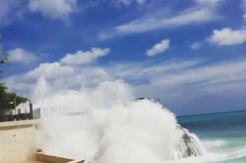 印尼巴厘岛受不寻常巨浪冲击 旅客以为海啸来袭