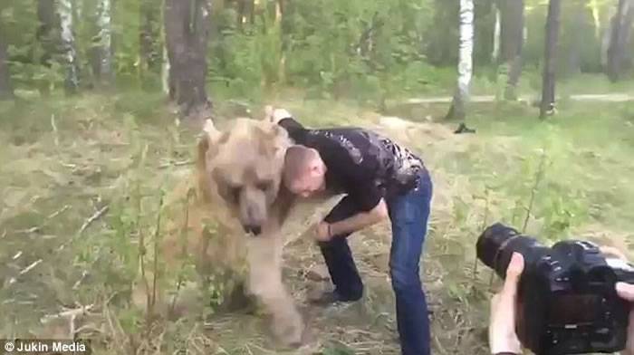 俄罗斯战斗民族铁汉只身与一头棕熊“比赛摔跤”