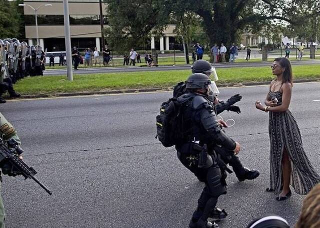 女黑人Leshia Evans只身挡警察 成美国反警示威标志画面