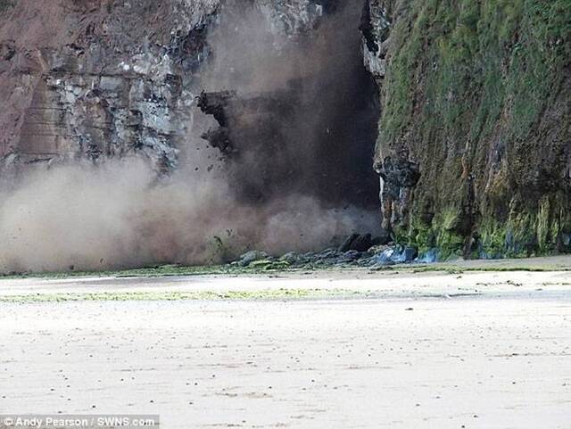 英国北约克郡2个寻找化石的男孩险些被悬崖上的落石砸中