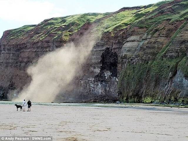 英国北约克郡2个寻找化石的男孩险些被悬崖上的落石砸中