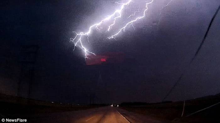晚上驾车途中惊见超眩目闪电 加拿大司机吓得尖叫
