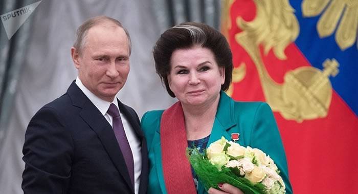 俄罗斯总统弗拉基米尔·普京向世界第一位女宇航员瓦莲京娜·捷列什科娃祝贺生日