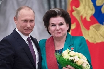 俄罗斯总统弗拉基米尔·普京向世界第一位女宇航员瓦莲京娜·捷列什科娃祝贺生日