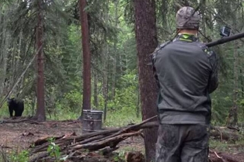 美国男子Josh Bowmar用自制长矛残忍猛刺黑熊后放它自生自灭