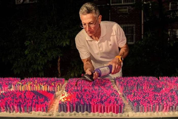 美国世界纪录之王Ashrita Furman在巨型生日蛋糕上燃点起7.2万支蜡烛