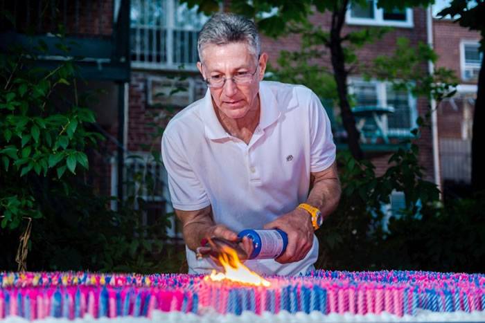 美国世界纪录之王Ashrita Furman在巨型生日蛋糕上燃点起7.2万支蜡烛