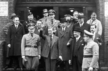 英国媒体曝光爱德华八世二战前访德时疑做纳粹敬礼手势的照片
