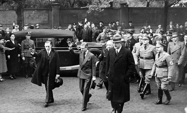 英国媒体曝光爱德华八世二战前访德时疑做纳粹敬礼手势的照片