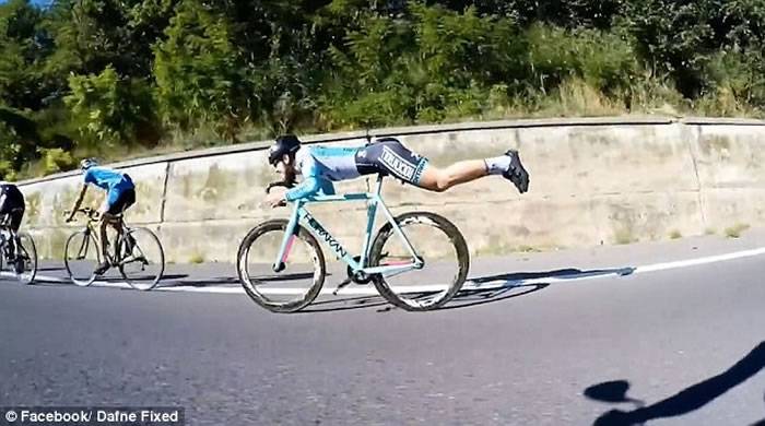 意大利男选手单车公路赛落后 改以“超人”飞行姿势骑车一举超车