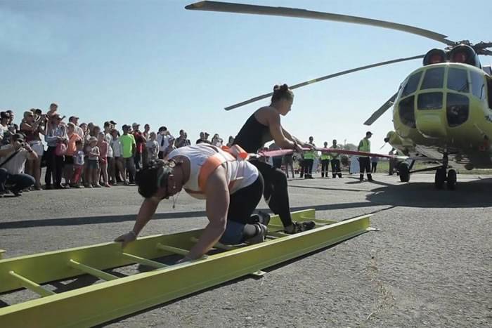 战斗民族：俄罗斯女大力士Oksana Kosheleva拖动8.6吨直升机