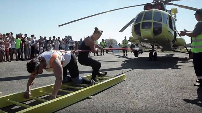 战斗民族：俄罗斯女大力士Oksana Kosheleva拖动8.6吨直升机