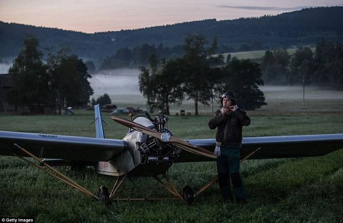 捷克男子2年造木制飞机自驾上班