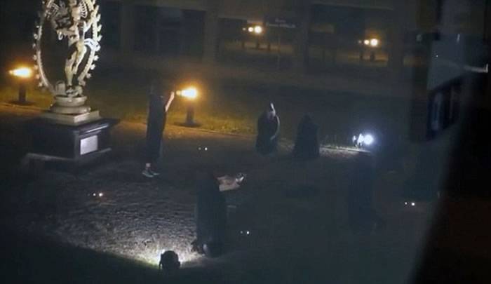 一群黑衣人在瑞士日内瓦“欧洲核子研究中心”总部举行“活人献祭”邪教仪式？