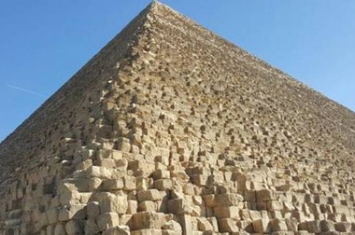 金字塔的石头是怎么运上去的