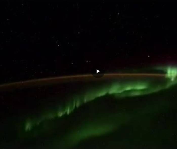 俄罗斯宇航员在国际空间站拍摄南极极光时拍到5个不明飞行物飞过